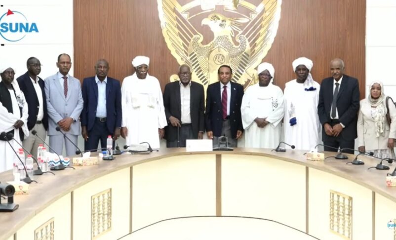 Sudan's PM poses with a NUP delegation let by its acting leader Mohamed al-Douma in Port Sudan on July 8, 2025 (SUNA photo