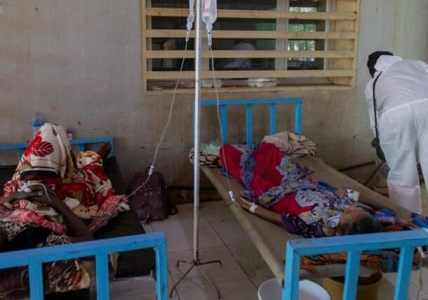 Children and adults suffering from cholera receive treatment at an isolation centre in a hospital in Khartoum, UNICEF photo