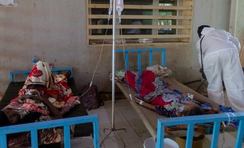 Children and adults suffering from cholera receive treatment at an isolation centre in a hospital in Khartoum, UNICEF photo