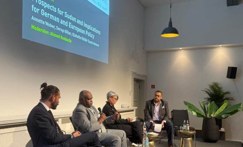 جانب من إحدى جلسات المؤتمر الذي انعقد في برلين يوم 19 سبتمبر 2025، لمناقشة الأزمة السودانية. وتضم المنصة مبعوثة الاتحاد الأوروبي للقرن الأفريقي، أنيتا ويبر، إلى جانب د. الشفيع خضر (متحدثاً)، وممثل وزارة الخارجية الألمانية السفير ساشا كيندل.
