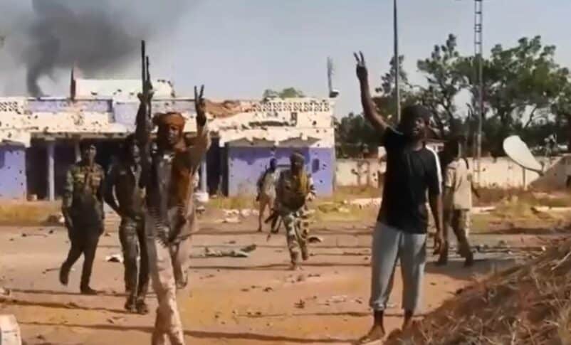 مقاتلون من قوات الدعم السريع يرفعون شارات النصر خارج مقر الفرقة السادسة مشاة التابع للجيش في الفاشر، 26 أكتوبر 2025