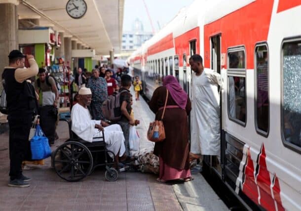Sudanese returning to Sudan before taking the train in Cairo, heading to the border area, in April 2025