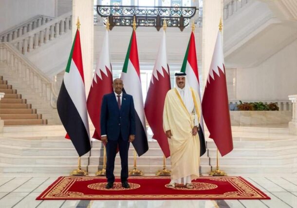 Abdel Fattah al-Burhan poses with Qatar’s Emir Sheikh Tamim bin Hamad al-Thani in Doha on Jan 27, 2026-1