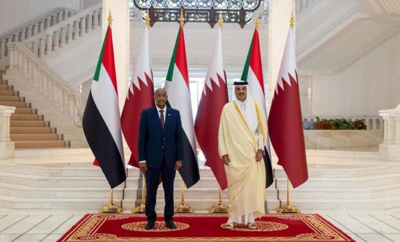 Abdel Fattah al-Burhan poses with Qatar’s Emir Sheikh Tamim bin Hamad al-Thani in Doha on Jan 27, 2026-1