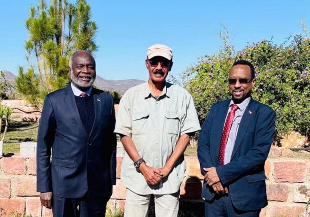 President Isias Afwerki (C) pose with Sudanese ministers in Eritrea on Janvier 4, 2026, SUNA photo-
