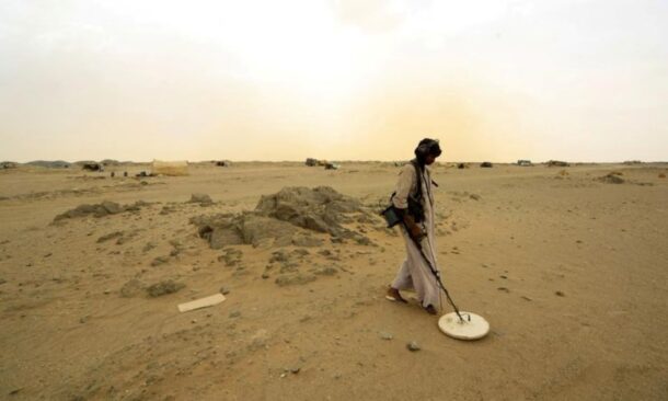 A gold mine worker uses a detector in Al-Ibedia locality at River Nile State, July 30, 2013. Reuters file photo