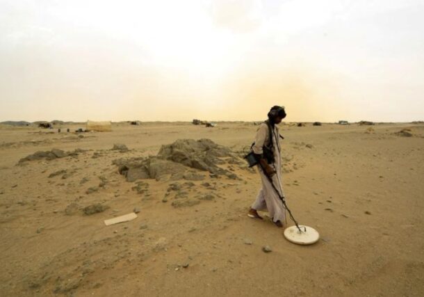 A gold mine worker uses a detector in Al-Ibedia locality at River Nile State, July 30, 2013. Reuters file photo
