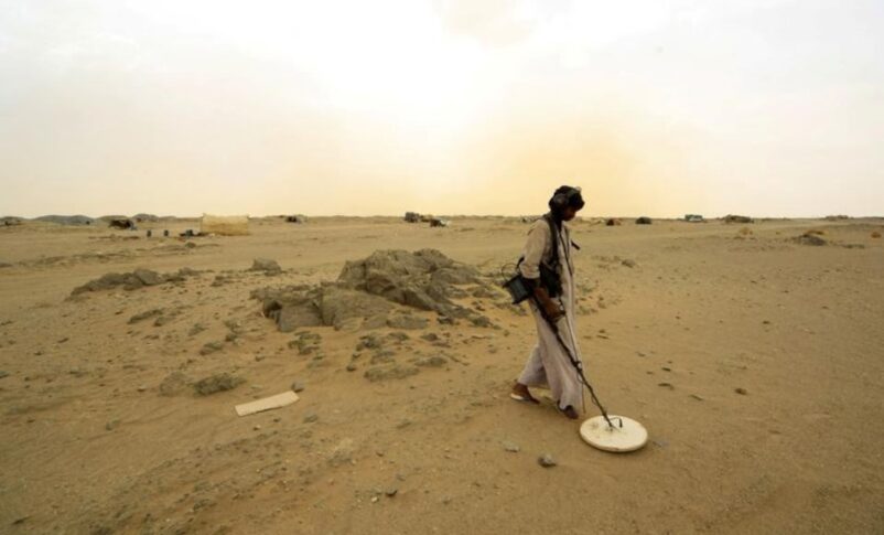 A gold mine worker uses a detector in Al-Ibedia locality at River Nile State, July 30, 2013. Reuters file photo