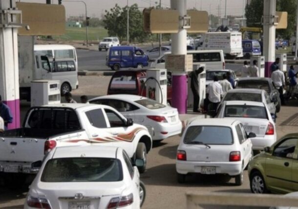 People wait to get fuel for their vehicles at a petrol station in Khartoum, Reuters file photo.