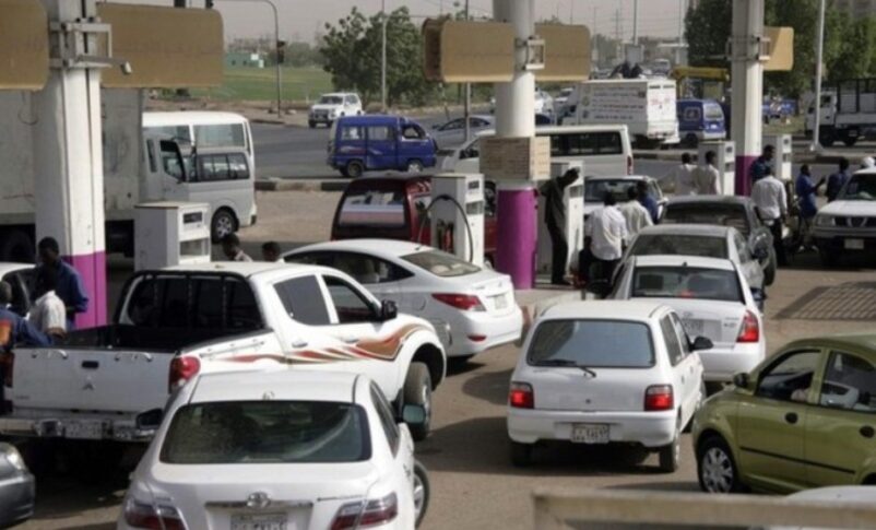 People wait to get fuel for their vehicles at a petrol station in Khartoum, Reuters file photo.