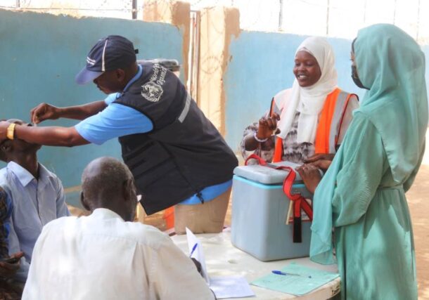 A medical worker administers a preventive cholera vaccine to a displaced civilian in Tawila, North Darfur. (Photo: WHO)
