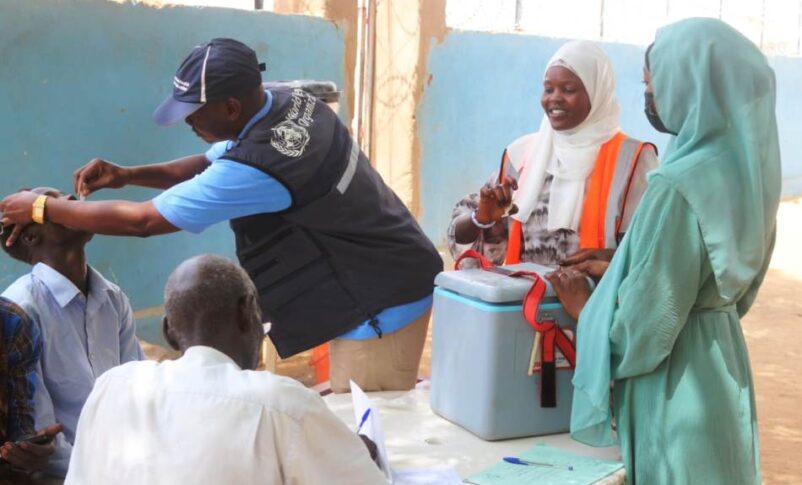 A medical worker administers a preventive cholera vaccine to a displaced civilian in Tawila, North Darfur. (Photo: WHO)