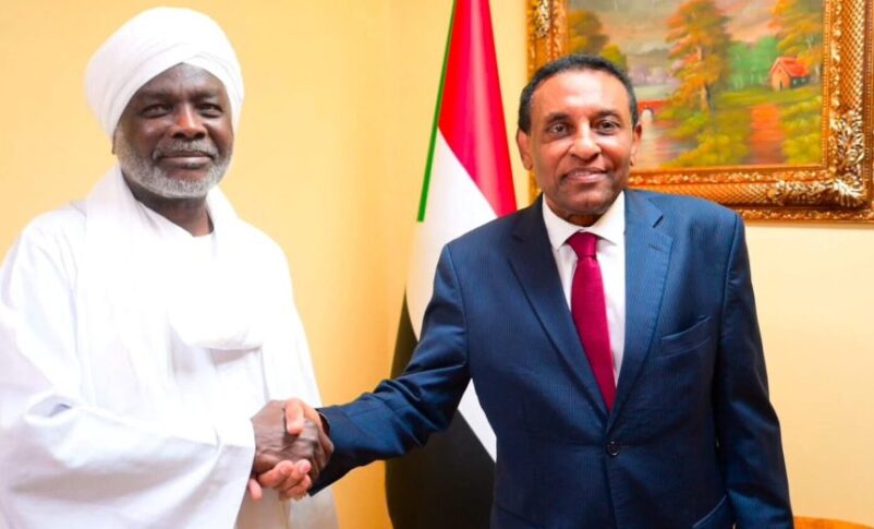 Prime Minister Kamil Idris (R) greets Finance Minister and JEM leader Gibril Ibrahim, file photo