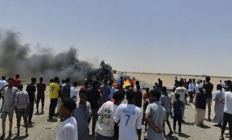 أهالي عبري يغلقون طريقًا حيويًا احتجاجًا على انقطاع الكهرباء.. الأحد 17 مايو 2026 ـ "مواقع تواصل"