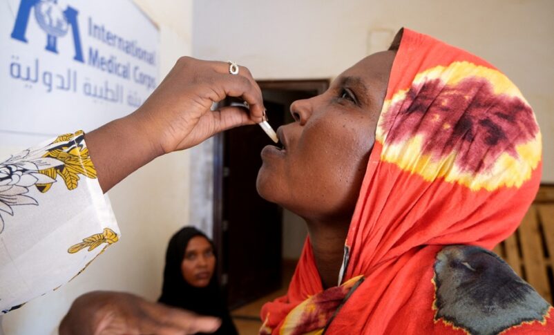 A Sudanese woman receives a dose of a cholera vaccine at Omdurman Hospital, as Sudan grapples with outbreaks of dengue and cholera amid the annual rainy season and a collapsed healthcare and infrastructure system, in Khartoum, Sudan, September 22, 2025. REUTERS/El Tayeb Siddig