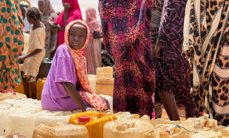 Children and women queue for water in El Obeid, North Kordofan, no July 17, 2026, UNICEF photo