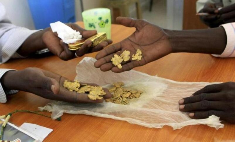 Gold mine workers wait to get their raw gold weighed at a gold shop in Al-Fahir in North Darfur September 24, 2013. Reuters