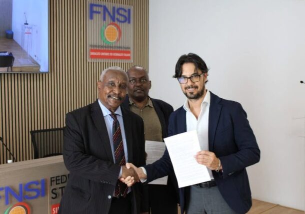 Yasir Arman, SPLM-RDC leader (L) shakes nads with Vittorio Di Trapani, President of the Federazione Nazionale Stampa Italiana in Rome on September 16, 2026