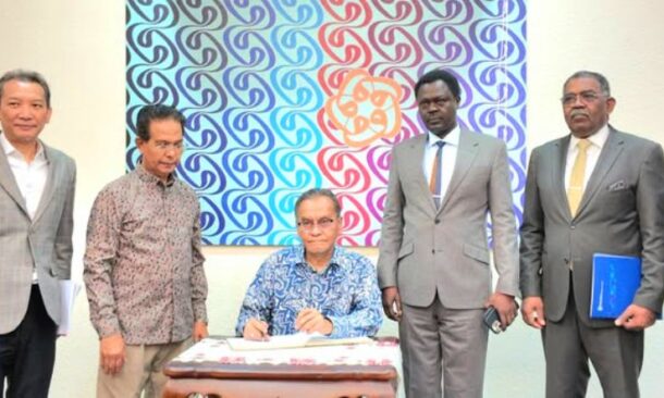 Darfur Governor Minni Minawi (2R) poses with Malaysian Health Minister Dzulkefly Ahmad in Kuala Lumpur on Oct 30, 2026