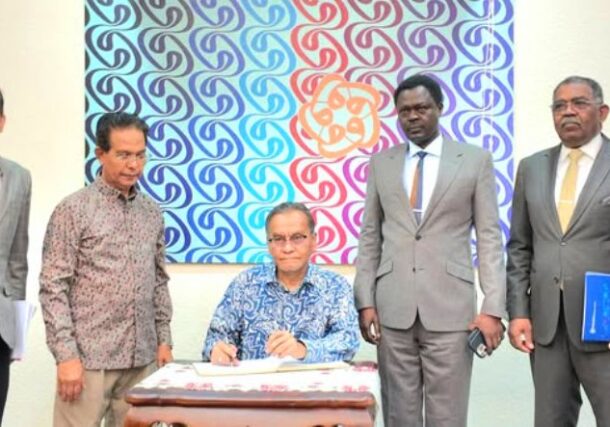 Darfur Governor Minni Minawi (2R) poses with Malaysian Health Minister Dzulkefly Ahmad in Kuala Lumpur on Oct 30, 2026