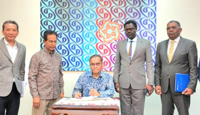 Darfur Governor Minni Minawi (2R) poses with Malaysian Health Minister Dzulkefly Ahmad in Kuala Lumpur on Oct 30, 2026