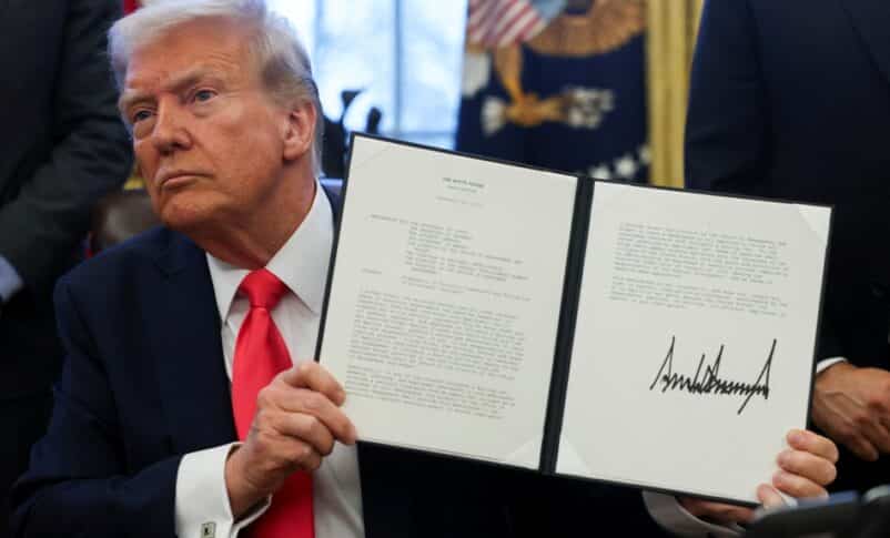 U.S. President Donald Trump holds an executive order signed in the Oval Office, at the White House in Washington, D.C., U.S. February 25, 2025. Reuters photo