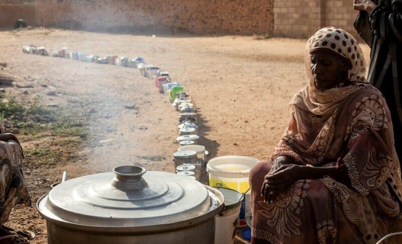 سودانية تُعِدُّ وجبات في مطبخ تكافلي يديره متطوعون لإطعام متضرري الحرب والجوع الشديد في أم درمان، 19 سبتمبر 2024. رويترز